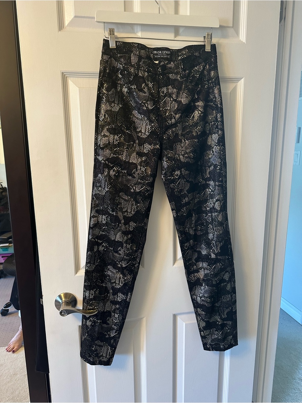 NWOT Frank Lyman Design Black and Gold Snake-Print Skinny Jeans
